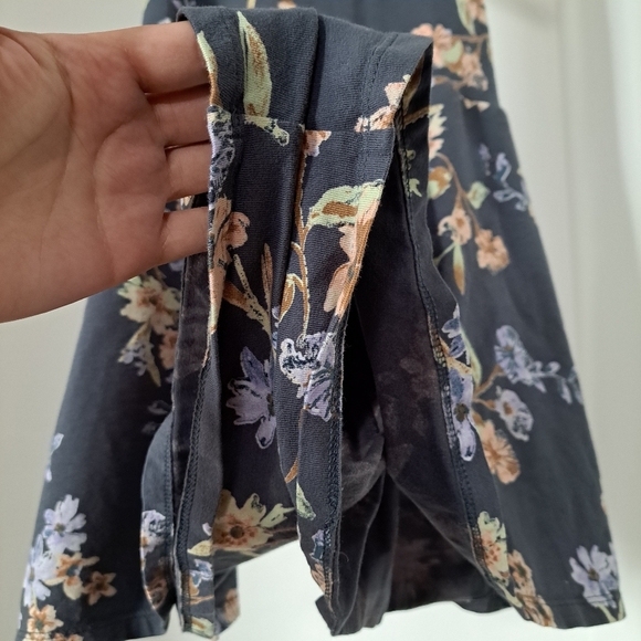 Kimchi Blue | Grey & flower sleevless open back shorts romper/ Jumpsuit - Picture 4 of 13